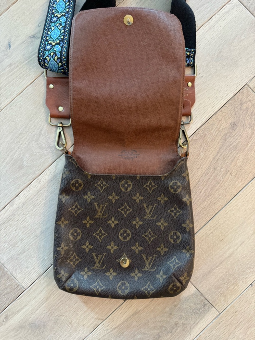 Louis Vuitton Brown Monogram Messenger Bag with Floral Skull Motif - Picture 3 of 9